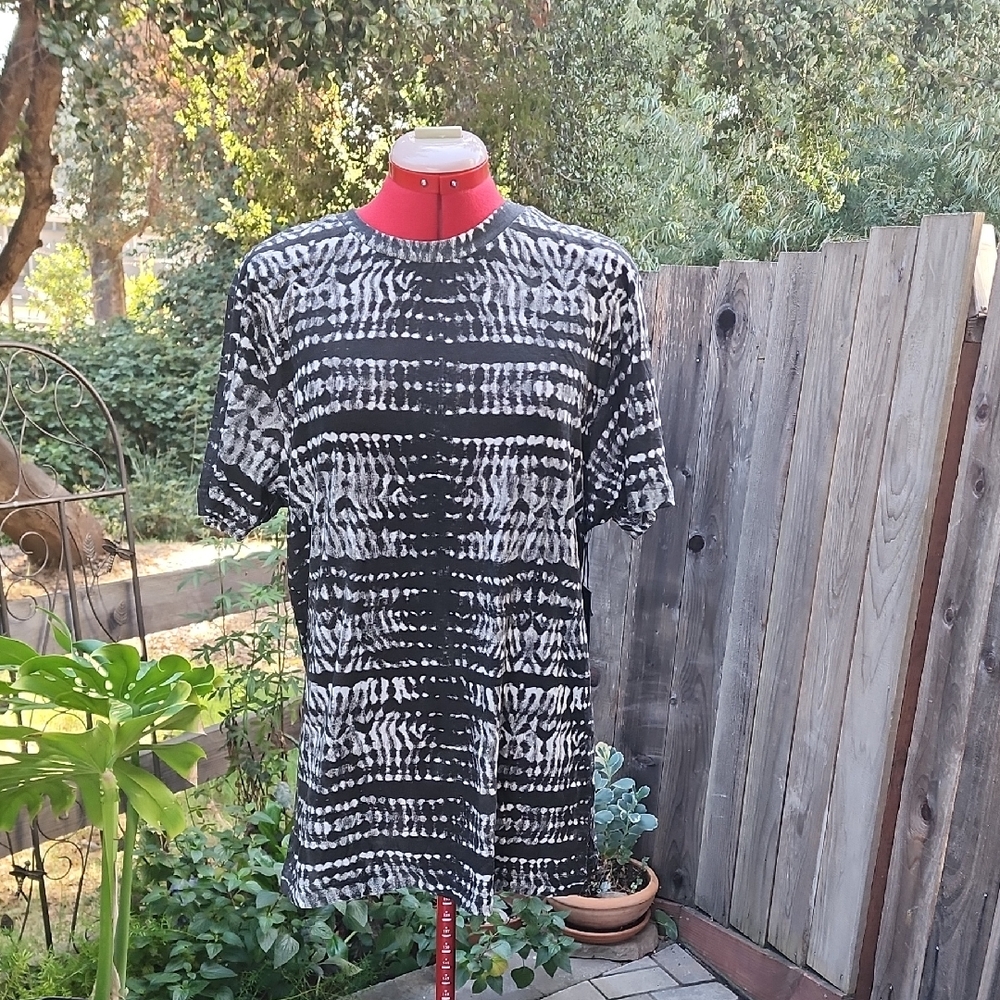 Chic Black and White Patterned Short Sleeve Tee